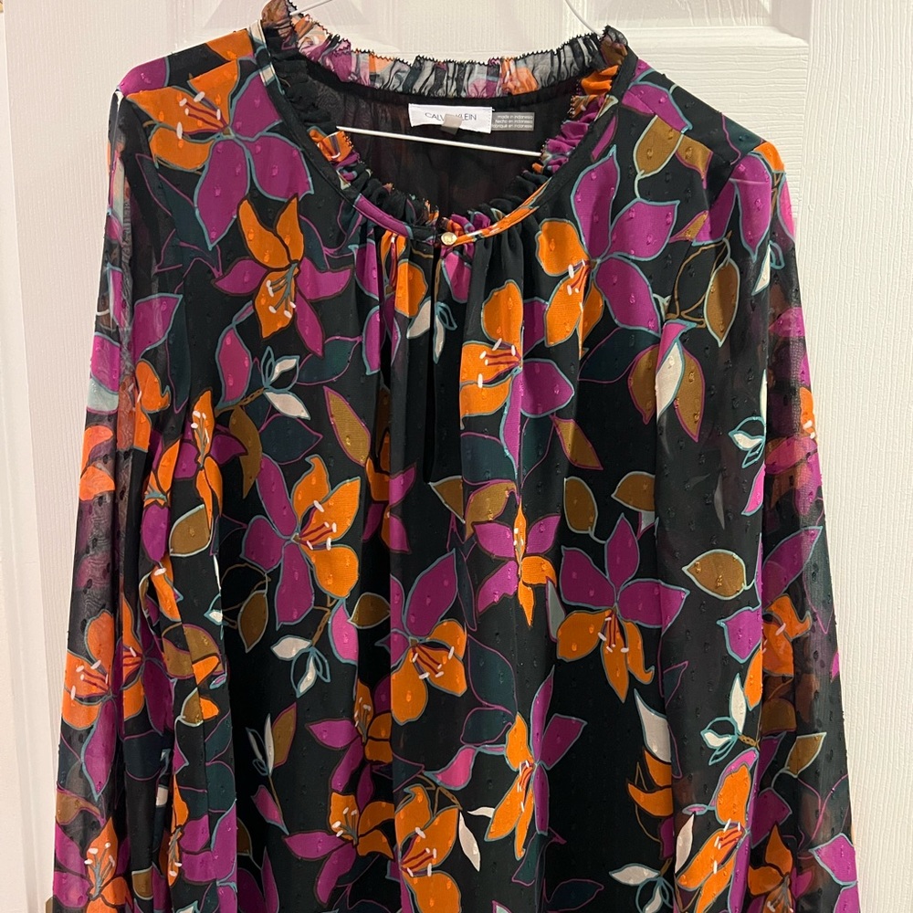 EUC Calvin Klein Top in Size Medium